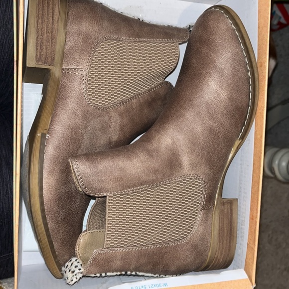 Shoes - Picture 2 of 2